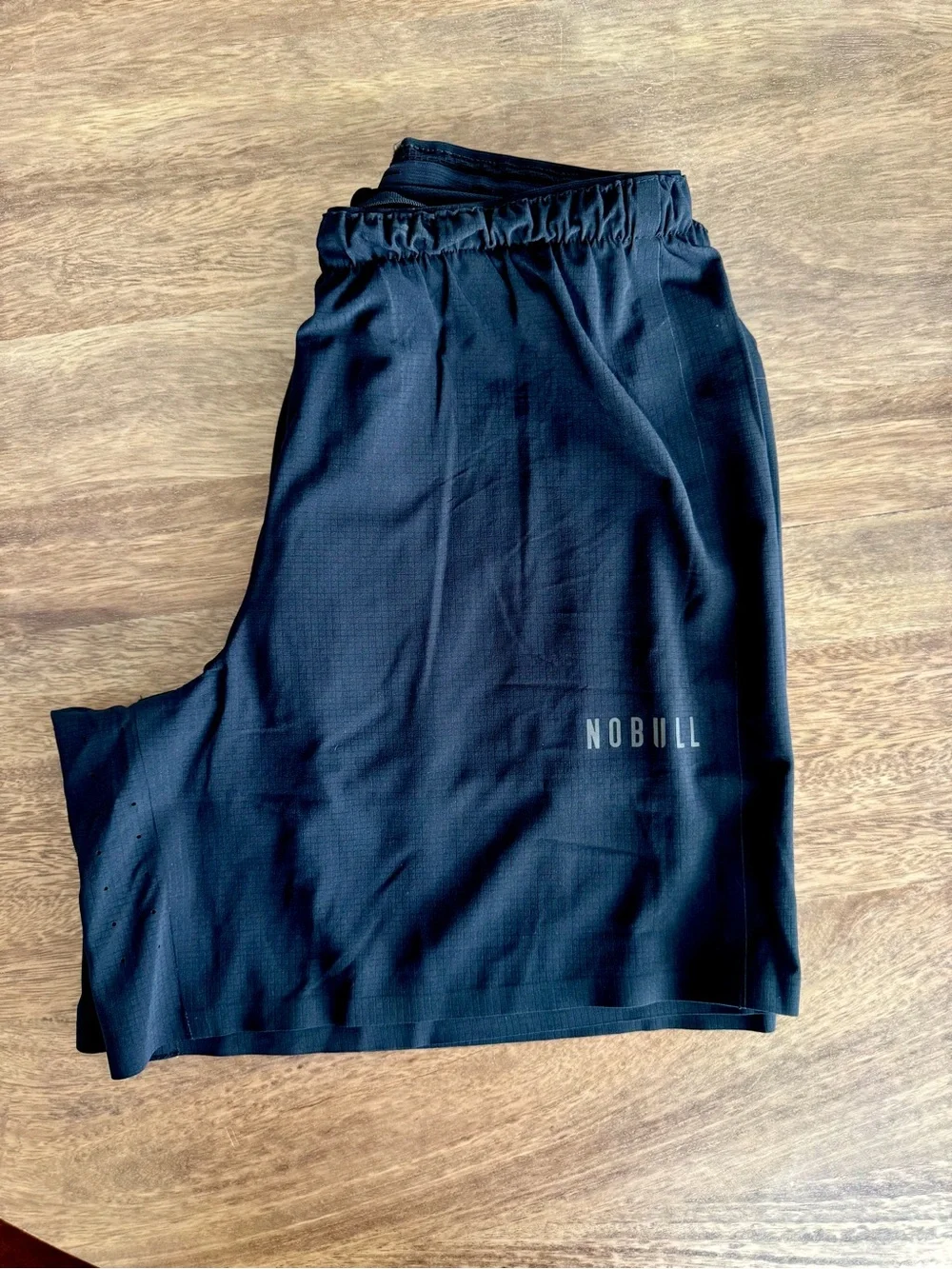 NOBULL MEN’S HYBRID 5” BLACK LINED RUNNING SHORTS SIZE MEDIUM